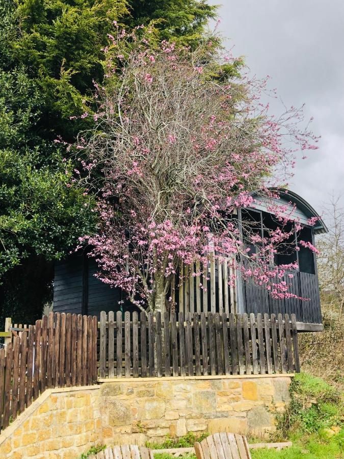 The Cherry Tree Gypsy Wagon บันเบอรี ภายนอก รูปภาพ